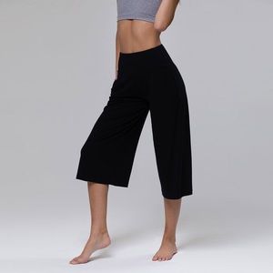Onzie Wide Leg Crop Lounge pants in black size S/M